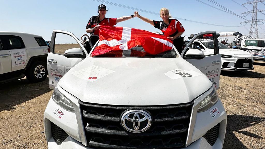 Kører Jeanette Kvick (th) og codriver Charlotte Lebeck Østergaard fejrer gennemførelsen af deres første offroad ørkenrally